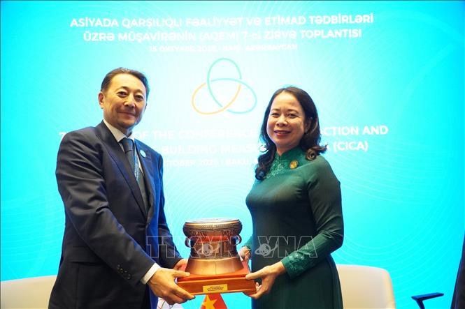 Phó Chủ tịch nước Võ Thị Ánh Xuân tặng bản sao trống đồng Đông Sơn để trưng bày tại CICA cho Tổng thư ký CICA Kairat Sarybay. Ảnh: Tâm Hằng - PV TTXVN tại SNG