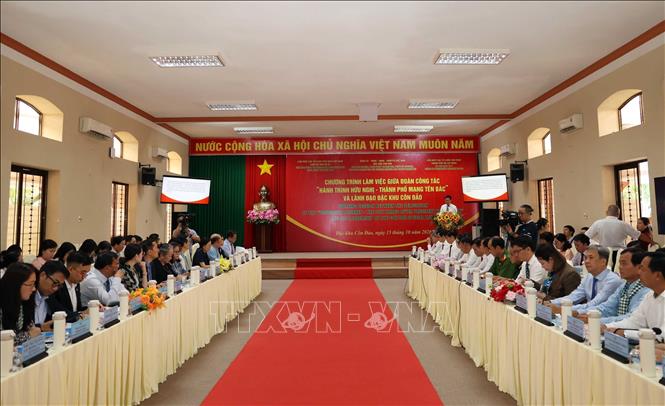 Buổi làm việc giữa Đoàn đại biểu dự Hành trình hữu nghị - Thành phố mang tên Bác” với lãnh đạo Đặc khu Côn Đảo. Ảnh: Xuân Khu - TTXVN