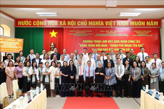Các đại biểu dự Hành trình hữu nghị - Thành phố mang tên Bác” với lãnh đạo Đặc khu Côn Đảo. Ảnh: Xuân Khu - TTXVN