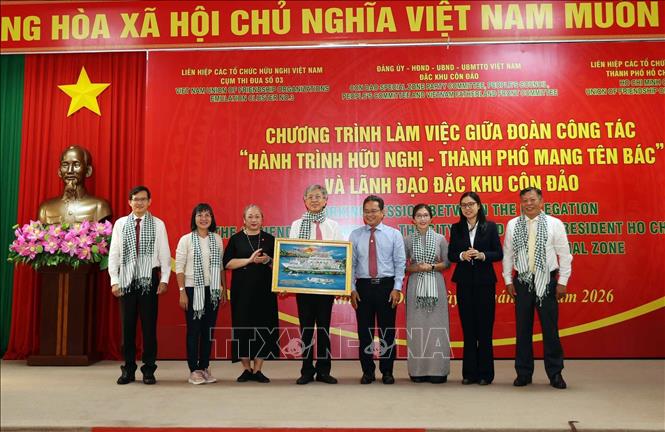 Đoàn đại biểu dự Hành trình hữu nghị - Thành phố mang tên Bác” với lãnh đạo Đặc khu Côn Đảo. Ảnh: Xuân Khu - TTXVN