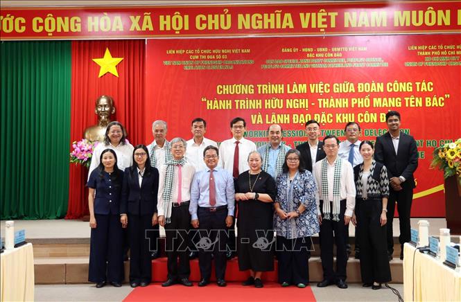 Các đại biểu chụp ảnh lưu niệm. Ảnh: Xuân Khu - TTXVN
