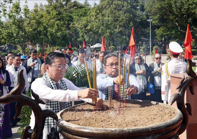 Các đại biểu dâng hương tưởng niệm các Anh hùng, liệt sĩ tại Nghĩa trang Hàng Dương. Ảnh: Xuân Khu - TTXVN

