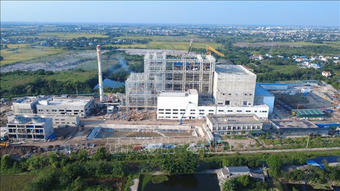 Nhà máy điện rác Greenity Nam Định có tổng vốn đầu tư 1.760 tỷ đồng, công suất xử lý khoảng 950 tấn rác thải mỗi ngày đêm đang được nhà thầu đẩy nhanh tiến độ thi công. Ảnh: Công Luật - TTXVN