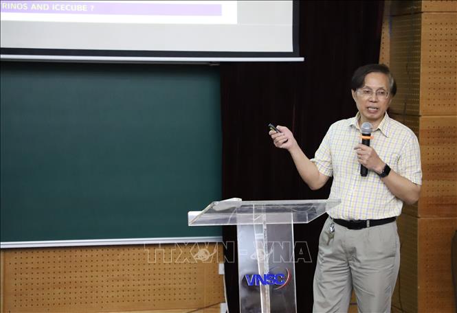 Phó Giáo sư, Tiến sĩ Nguyễn Anh Kỳ giới thiệu giá trị khoa học của công trình được trao Giải Nobel Vật lý năm 2026. Ảnh: Quyết Chiến - TTXVN