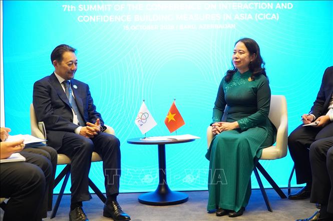Vice President Vo Thi Anh Xuan meets CICA Secretary General Kairat Sarybay on the sidelines of the event. VNA Photo: Tâm Hằng