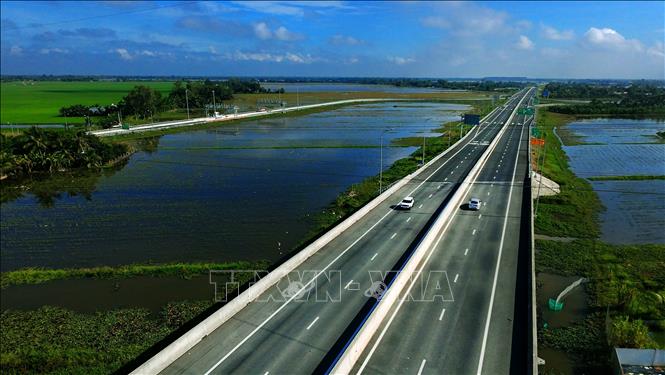 Kết quả tăng trưởng trong những tháng cuối năm của Cần Thơ sẽ phụ thuộc lớn vào khả năng chuyển hóa các chủ trương, giải pháp thành khối lượng công việc và giá trị sản xuất thực tế. Ảnh: Duy Khương – TTXVN