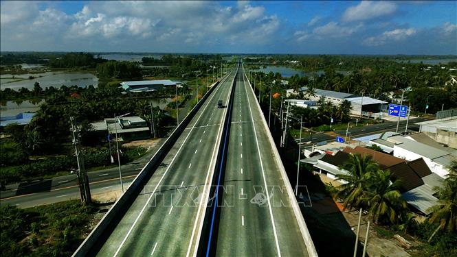 Với sự vào cuộc quyết liệt của chính quyền các cấp, sự chủ động của cộng đồng doanh nghiệp và sự đồng hành của người dân, thành phố có cơ sở để nỗ lực thu hẹp khoảng cách với mục tiêu đề ra, tạo nền tảng cho tăng trưởng và phát triển bền vững trong những năm tiếp theo. Ảnh: Duy Khương – TTXVN