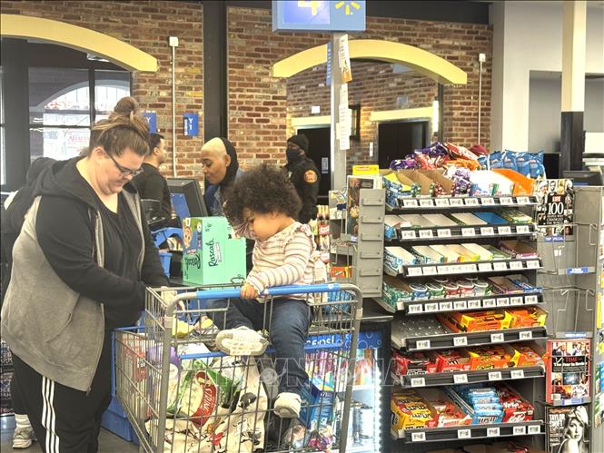 Người dân mua nhu yếu phẩm tại một siêu thị Walmart ở thủ đô Washington D.C. Ảnh: Đoàn Hùng - P/v TTXVN tại Mỹ