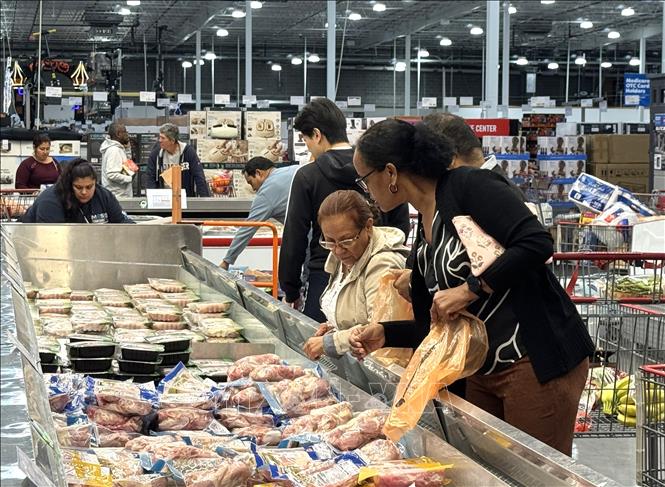 Người dân chọn mua thực phẩm tươi sống tại một siêu thị ở bang Maryland. Ảnh: Đoàn Hùng - P/v TTXVN tại Mỹ