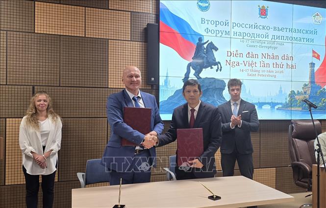 Quỹ “Truyền thống và Hữu nghị” ký kết và trao đổi thỏa thuận hợp tác với các trường đại học hang đầu St. Petersburg. Ảnh: Trần Hải - PV TTXVN tại Nga