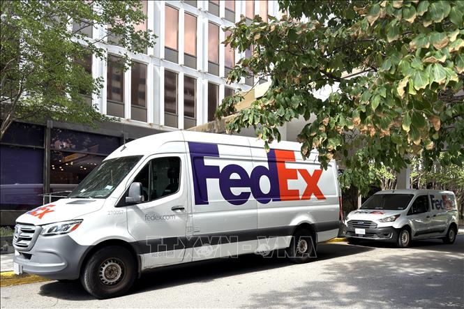 Các xe của Công ty chuyển phát nhanh FedEx xếp hàng chờ giao nhận bưu phẩm tại một khu văn phòng ở Washington, D.C. Ảnh: Ngọc Quang – PV TTXVN tại Mỹ