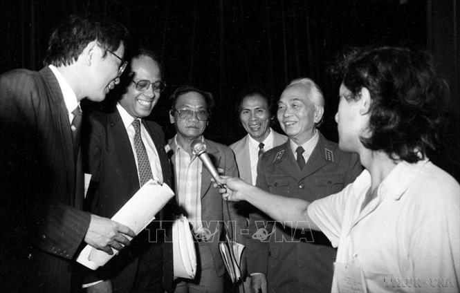 Giám đốc phụ trách Unesco khu vực Châu Á - Thái Bình Dương, đại diện đặc biệt của Tổng Giám đốc Unesco trả lời phỏng vấn báo chí tại Hội thảo quốc tế 