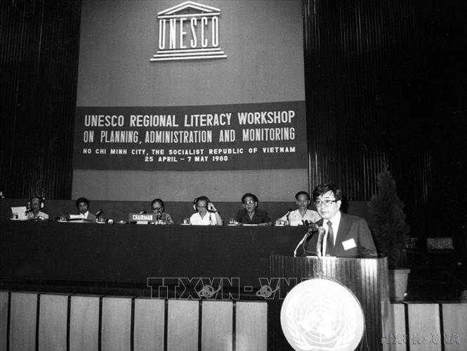 50 năm kể từ ngày gia nhập UNESCO, Việt Nam đã đi từ một thành viên được UNESCO hỗ trợ trở thành một đối tác chủ động đóng góp, đề xuất các sáng kiến. Trong ảnh: Hội nghị về kế hoạch quản lí và chỉ đạo công tác xóa nạn mù chữ ở khu vực Châu Á và châu Đại dương do Unesco tổ chức, diễn ra tại thành phố Hồ Chí Minh (24/4/1980). Ảnh: Kim Sơn - TTXVN