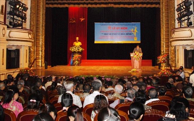  Kể từ khi gia nhập Unesco, Việt Nam có rất nhiều danh hiệu được công nhận, khẳng định thương hiệu văn hóa - du lịch trên bản đồ thế giới. Trong ảnh: Mít tinh kỷ niệm 10 năm Hà Nội được UNESCO công nhận là “Thành phố vì hoà bình” do Liên hiệp các tổ chức hữu nghị thành phố, UBND thành phố Hà Nội và Uỷ ban UNESCO quốc gia của Việt Nam tổ chức (27/10/2009). Ảnh: Doãn Tấn - TTXVN