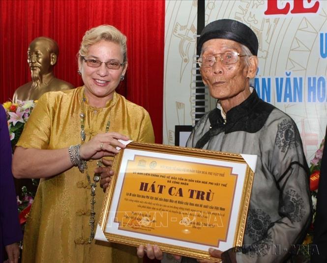 Bà Katherine Muller Marin, Trưởng Đại diện Văn phòng UNESCO tại Hà Nội trao Bằng ghi danh hát Ca trù cho Nghệ nhân Ca trù Nguyễn Phú Đẹ tại Lễ đón bằng UNESCO ghi danh hát Ca trù là Di sản văn hóa phi vật thể cần được bảo vệ khẩn cấp (18/11/2010). Ảnh: Nhật Anh-TTXVN