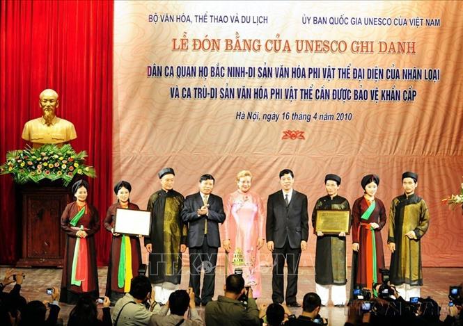 Kể từ khi gia nhập Unesco, Việt Nam có rất nhiều danh hiệu được công nhận, khẳng định thương hiệu văn hóa - du lịch trên bản đồ thế giới. Trong ảnh: Lễ đón bằng của UNESCO ghi danh Dân ca quan họ Bắc Ninh – Di sản văn hoá phi vật thể đại diện của nhân loại và Ca trù – Di sản văn hoá phi vật thể cần bảo vệ khẩn cấp (16/4/2010). Ảnh: Thanh Hà - TTXVN