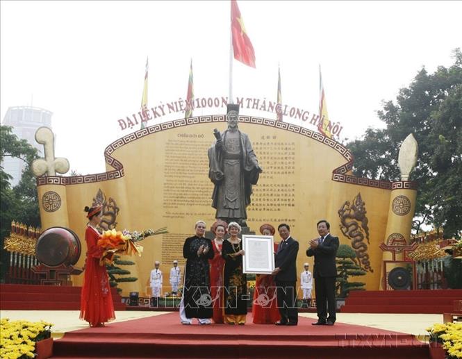 Tổng giám đốc UNESCO trao Bằng Di sản văn hoá thế giới khu Trung tâm Hoàng thành Thăng Long cho lãnh đạo thành phố Hà Nội tại Lễ khai mạc Đại lễ kỷ niệm 1000 năm Thăng Long - Hà Nội (1/10/2010). Ảnh: Trí Dũng - TTXVN