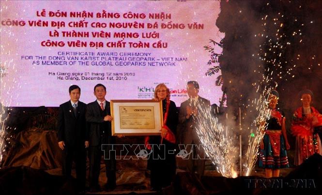 Lễ đón bằng của Unesco công nhận Cao nguyên Đá Đồng Văn là thành viên Mạng lưới công viên địa chất toàn cầu (1/12/2010). Ảnh: Minh Tâm –  TTXVN