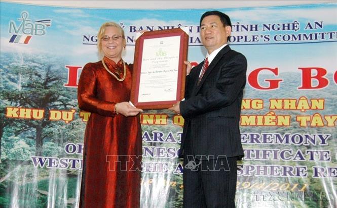 Bà Katherine Muller Marin, Trưởng Đại diện Văn phòng UNESCO tại Việt Nam trao quyết định của UNESCO công nhận Khu sinh quyển miền Tây Nghệ An là “Khu dự trữ sinh quyển thế giới” cho ông Hồ Đức Phớc, Chủ tịch UBND tỉnh Nghệ An (29/4/2011). Ảnh: TTXVN phát