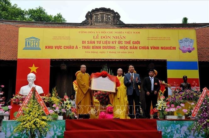 Lễ đón Bằng của UNESCO công nhận Mộc bản chùa Vĩnh Nghiêm là Di sản Tư liệu ký ức thế giới Khu vực Châu Á – Thái Bình Dương (Bắc Giang, 7/10/2012). Ảnh: Quý Trung - TTXVN