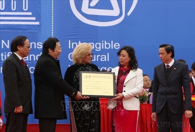  Lễ đón bằng của UNESCO công nhận Hội Gióng đền Phù Đổng và đền Sóc là Di sản văn hóa phi vật thể đại diện của nhân loại (22/1/2011). Ảnh: Nhật Anh - TTXVN