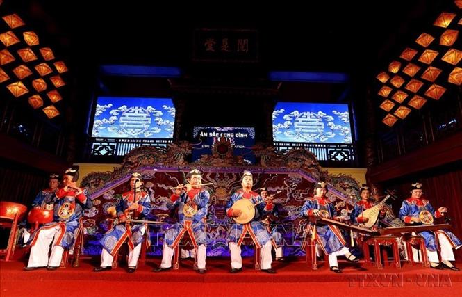 Ngày 7/11/2003, UNESCO chính thức vinh danh Nhã nhạc cung đình Huế là Kiệt tác di sản văn hóa phi vật thể và truyền khẩu của nhân loại, đây đồng thời cũng là di sản phi vật thể đầu tiên của Việt Nam được thế giới công nhận. Ảnh: TTXVN