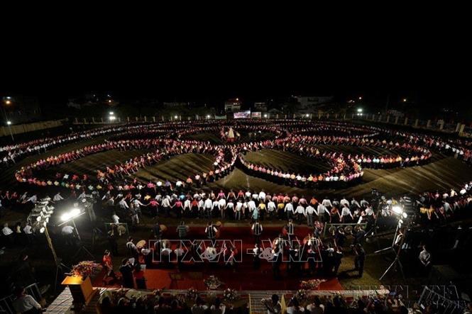  Trình diễn màn Xòe cổ lớn nhất Việt Nam - Xòe Thái được UNESCO công nhận là di sản văn hóa phi vật thể đại diện của nhân loại vào năm 2022. Ảnh: Thanh Hà - TTXVN