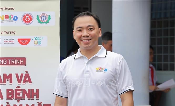 NCS.BSCKII Phạm Kim Thành, Bí thư Chi bộ, Chủ tịch Hội đồng quản trị kiêm Tổng Giám đốc Công ty TNHH MTV Nha khoa Phương Thành chia sẻ về vấn đề đảng viên tham gia hoạt động đầu tư, kinh doanh. Ảnh: Nhựt An - TTXVN