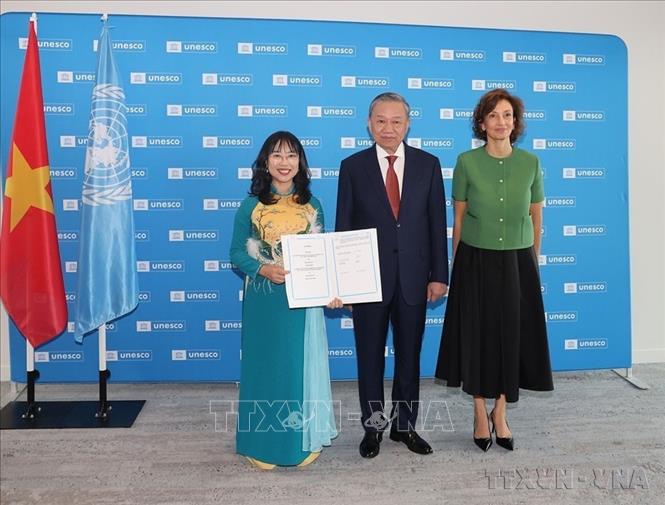 Tổng Bí thư, Chủ tịch nước Tô Lâm và Tổng Giám đốc UNESCO Audrey Azoulay chứng kiến Lễ trao Bằng công nhận Đại học VinUniversity gia nhập mạng lưới UNESCO (Paris, 7/10/2024). Ảnh: Trí Dũng – TTXVN