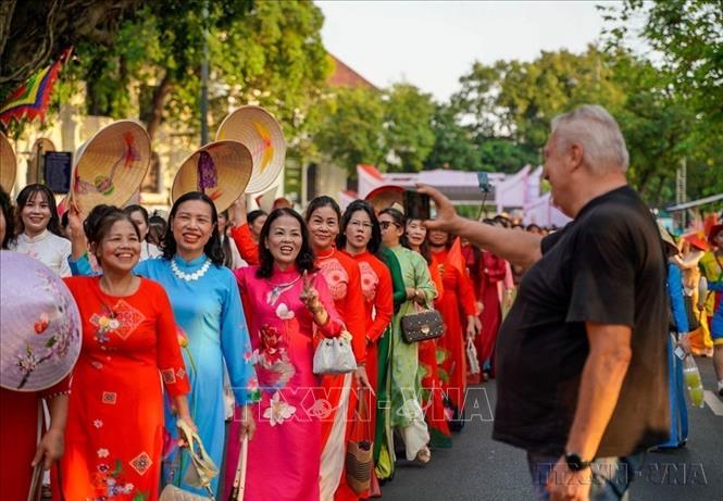 Việt Nam là một trong những thành viên tích cực tại UNESCO và là “câu chuyện thành công” trong bảo tồn, phát huy giá trị di sản. Trong ảnh: Lễ hội đường phố “Sắc màu năm châu” góp phần đưa các giá trị văn hóa Việt Nam đến gần hơn với công chúng quốc tế (2026). Ảnh: Khánh Hoà - TTXVN
