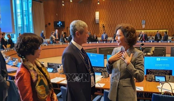 Trợ lý Bộ trưởng Ngoại giao Nguyễn Minh Vũ trao đổi với Tổng Giám đốc UNESCO Audrey Azoulay trước Phiên khai mạc Kỳ họp lần thứ 217 Hội đồng Chấp hành của UNESCO (2023). Ảnh: TTXVN phát