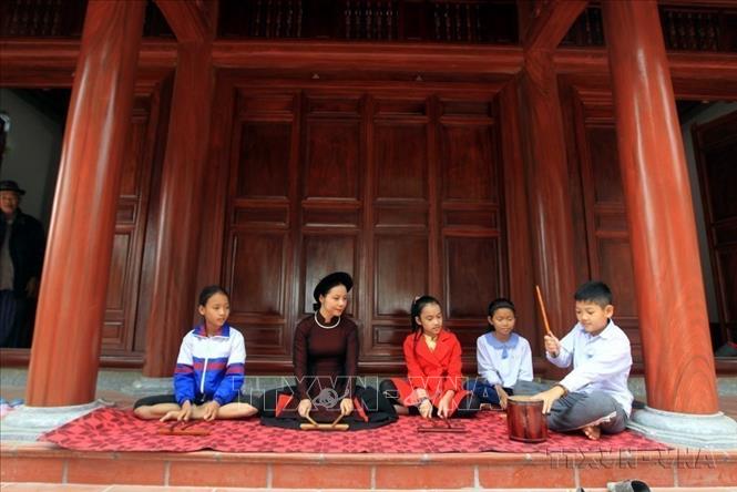 Việt Nam là một trong những thành viên tích cực tại UNESCO và là “câu chuyện thành công” trong bảo tồn, phát huy giá trị di sản. Trong ảnh: Cô trò câu lạc bộ Ca trù Đông Môn (xã Hòa Bình, huyện Thủy Nguyên, thành phố Hải Phòng) đang tập luyện những nhịp phách. Ảnh: An Đăng - TTXVN