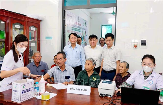 Khám cấp thuốc miễn phí cho nhân dân tại xã Cẩm Bình. Ảnh: Công Tường-TTXVN