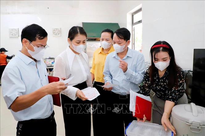 Phường Thành Sen kiểm tra an toàn thực phẩm. Ảnh: Công Tường-TTXVN