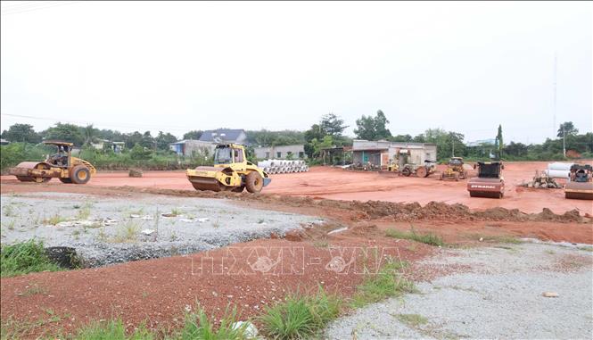 Máy lu, máy san và xe ben được huy động thi công nền đường tại công trường, nỗ lực bù đắp thời gian bị ảnh hưởng bởi thời tiết mưa kéo dài. Ảnh: Đậu Tất Thành - TTXVN