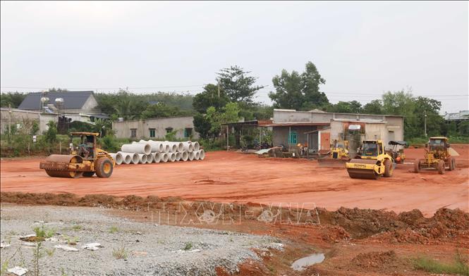 Máy lu, máy san và các phương tiện cơ giới được huy động thi công nền đường tại phường Đồng Phú, thành phố Đồng Nai, tranh thủ thời tiết thuận lợi để đẩy nhanh tiến độ công trình. Ảnh: Đậu Tất Thành - TTXVN