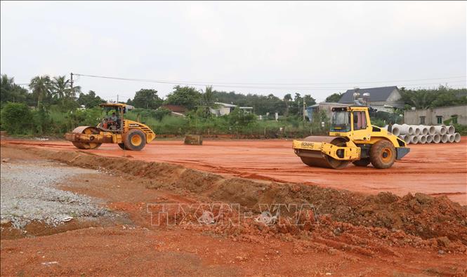 Xe lu hoạt động trên nền đường đang thi công; vật liệu và thiết bị được tập kết tại công trường để phục vụ các hạng mục tiếp theo. Ảnh: Đậu Tất Thành - TTXVN