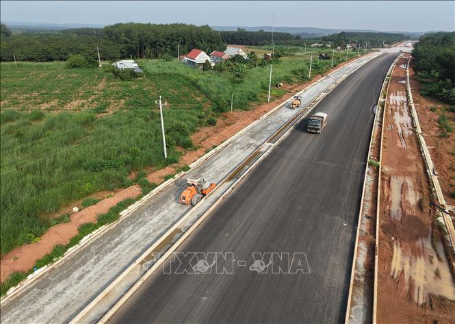 Tuyến đường số 4 kết nối từ đường ĐT.741 vào Khu công nghiệp và dân cư Đồng Phú đang được thi công các hạng mục mặt đường, vỉa hè và hệ thống thoát nước, từng bước hoàn thiện hạ tầng giao thông khu vực. Ảnh: Đậu Tất Thành - TTXVN 
