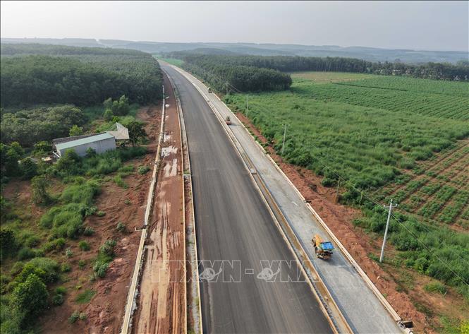 Tuyến đường số 4 kết nối từ đường ĐT.741 vào Khu công nghiệp và dân cư Đồng Phú đang được thi công, từng bước hoàn thiện hạ tầng giao thông, tạo thuận lợi cho việc đi lại, vận chuyển hàng hóa và thu hút đầu tư. Ảnh: Đậu Tất Thành - TTXVN 