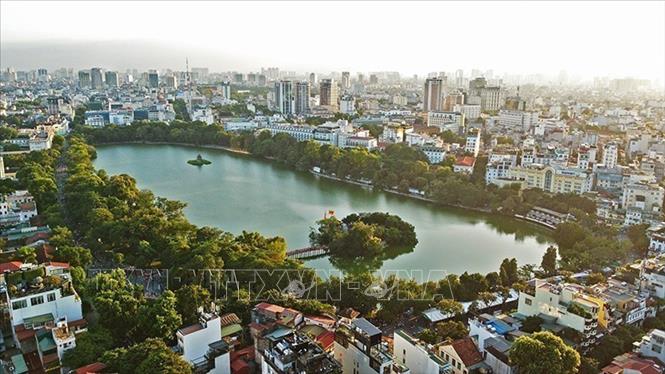 UNESCO trao danh hiệu “Thành phố vì hòa bình” cho Hà Nội năm 1999, đó không đơn thuần là sự ghi nhận đối với một đô thị không có chiến tranh, mà còn đánh giá cao những nỗ lực của Hà Nội trong bảo tồn di sản văn hóa, không gian xanh, hỗ trợ giáo dục và thực hiện các chính sách phát triển. Ảnh: Huy Hùng - TTXVN