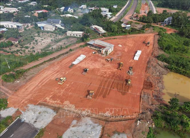 Toàn cảnh thi công tuyến đường trục chính kết nối Khu công nghiệp và dân cư Đồng Phú, phường Đồng Phú, thành phố Đồng Nai. Các đơn vị đang tập trung nhân lực, máy móc, đẩy nhanh tiến độ công trình. Ảnh: Đậu Tất Thành - TTXVN 