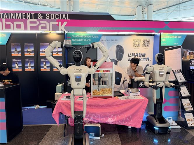 Một gian hàng trưng bày robot pha chế và làm bắp rang bơ tại triển lãm. Ảnh: Lê Anh - PV TTXVN tại Hong Kong (Trung Quốc)