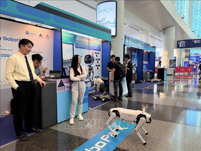 Một gian hàng trưng bày robot tại triển lãm. Ảnh: Lê Anh - PV TTXVN tại Hong Kong (Trung Quốc)