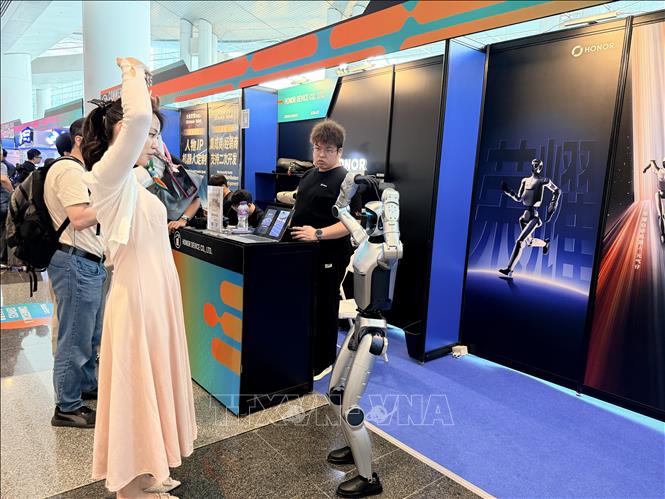 Khách tham quan triển lãm thử nghiệm giao lưu với robot. Ảnh: Lê Anh - PV TTXVN tại Hong Kong (Trung Quốc)