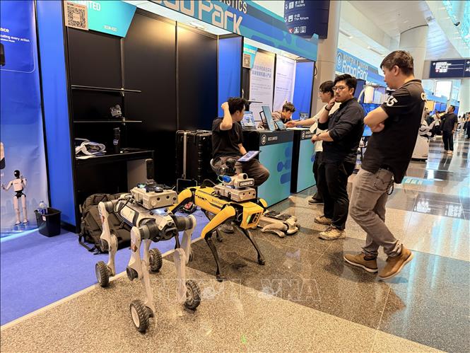 Một gian hàng trưng bày robot tại triển lãm. Ảnh: Lê Anh - PV TTXVN tại Hong Kong (Trung Quốc)