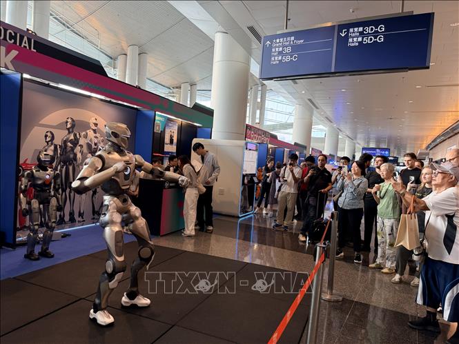 Robot biểu diễn võ thuật cho khách thăm quan. Ảnh: Lê Anh - PV TTXVN tại Hong Kong (Trung Quốc)