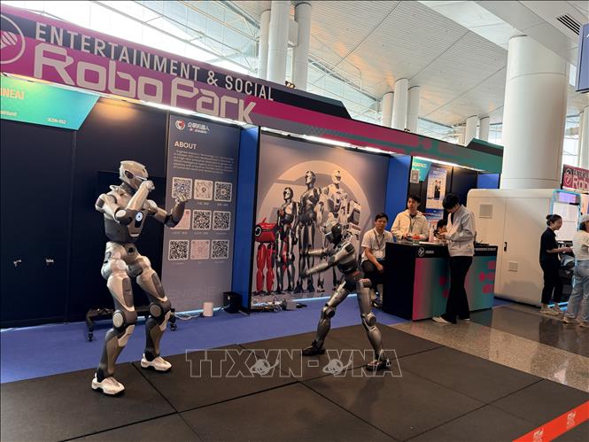 Robot biểu diễn võ thuật cho khách tham quan. Ảnh: Lê Anh - PV TTXVN tại Hong Kong (Trung Quốc)