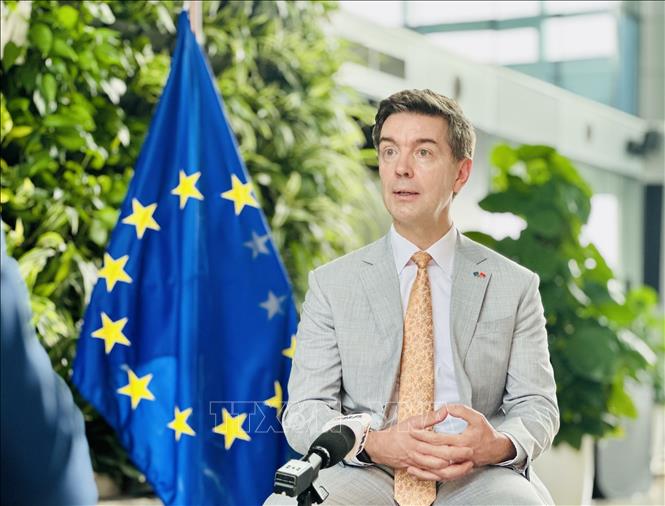 Đại sứ Liên minh Châu Âu (EU) tại Việt Nam Julien Guerrier trả lời phỏng vấn của phóng viên Thông tấn xã Việt Nam (TTXVN) về quan hệ hợp tác Việt Nam - EU. Ảnh: Việt Đức - TTXVN