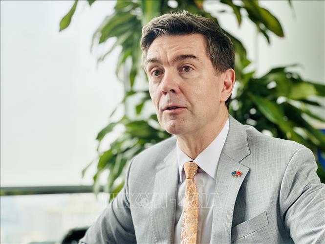 Đại sứ Liên minh Châu Âu (EU) tại Việt Nam Julien Guerrier trả lời phỏng vấn của phóng viên Thông tấn xã Việt Nam (TTXVN) về quan hệ hợp tác Việt Nam - EU. Ảnh: Việt Đức - TTXVN