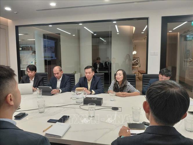 Đồng chí Nguyễn Long Hải và đoàn công tác làm việc với lãnh đạo Học viện quản trị Chandler. Ảnh: TTXVN phát
